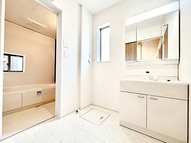 【脱衣場】清潔感ある洗面化粧室で朝の身支度も快適 