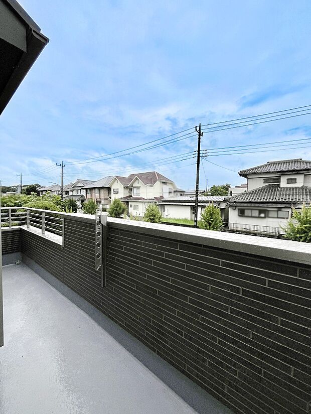 【バルコニー】ゆったりバルコニーだから沢山お洗濯ものを干せます。  