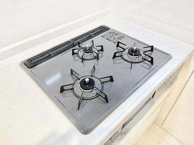 【Ｓｉセンサーコンロ】ガスコンロはＳｉセンサー搭載。火力調節や焦げ付き・消し忘れも防いでくれます。