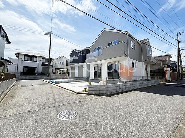 【前面道路含む現地写真】角地なので日当たりも良く、お家が堂々として見えます。