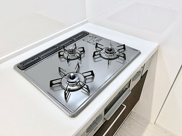 【Ｓｉセンサーコンロ】ガスコンロはＳｉセンサー搭載。火力調節や焦げ付き・消し忘れも防いでくれます。