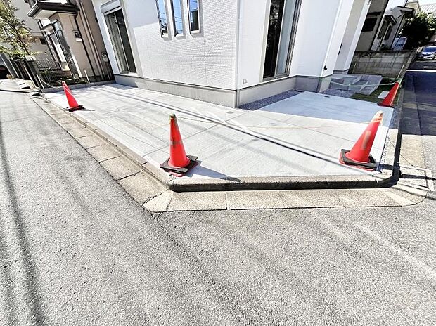 【駐車場】2台（車種による）駐車可！ご家族みんなの自転車も置ける広々カースペース。