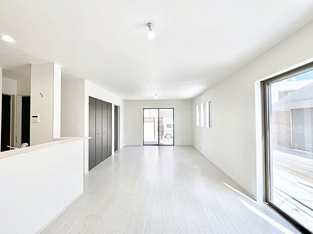 【リビングダイニング】大きな窓からたっぷりの陽光と風を感じられるリビング