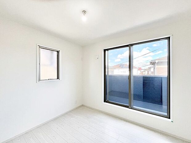 【洋室】2面採光を確保した明るい空間。家族みんなが快適な暮らしを実現する設計です。