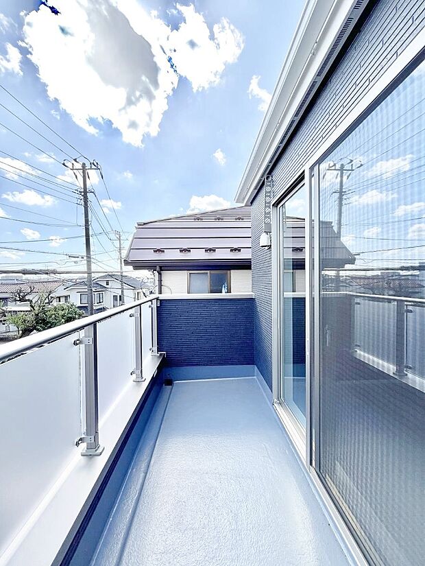 【バルコニー】ゆったりバルコニーだから沢山お洗濯ものを干せます。