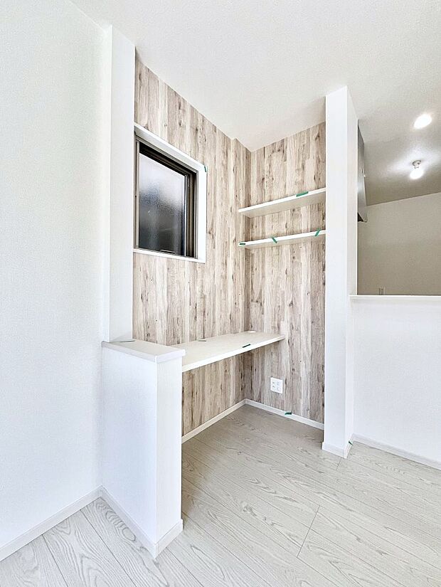 【リビング】リビング学習や在宅ワークにも使えるスタディカウンター付き