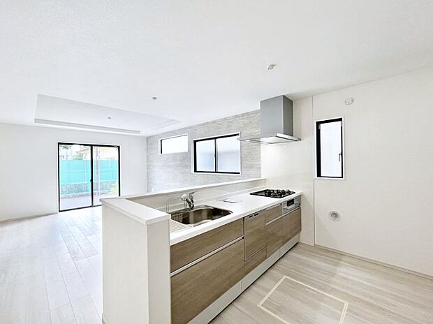 【ダイニングキッチン】料理をしながらでもご家族との会話を楽しめる対面キッチン