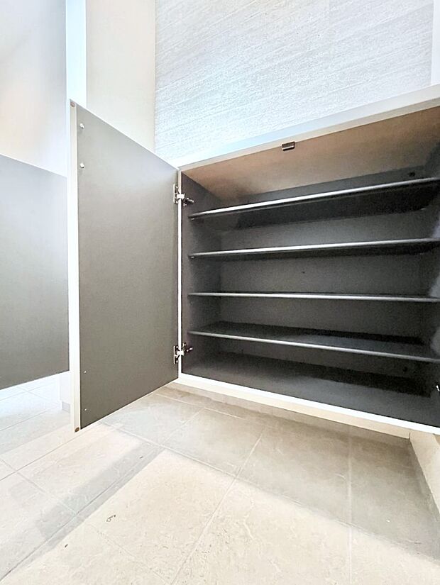 【シューズボックス】たっぷり収納できるシューズボックスで家族全員の靴も、玄関すっきり。