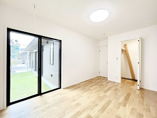 【寝室】使いやすい形でベットや家具の置き方にも困ることもありません。   