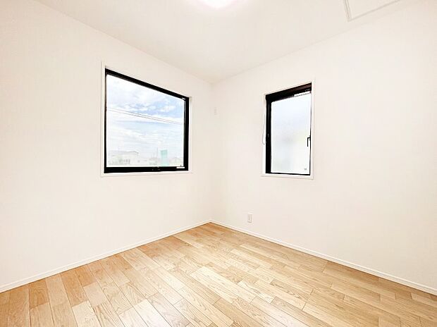 【子供部屋】２面採光で気持ちよく自然光が取り入れられるのでお子様のお部屋にもピッタリ
