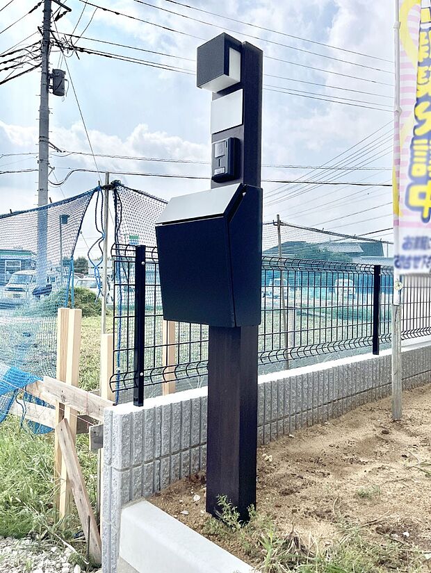 【その他現地】シンプルデザインのポスト。