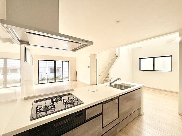 【ダイニングキッチン】料理をしながらでもご家族との会話を楽しめる対面キッチン