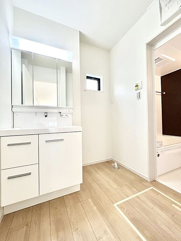 【脱衣場】清潔感のある快適空間です。毎日の身支度も気持ち良くお使い頂けます。 