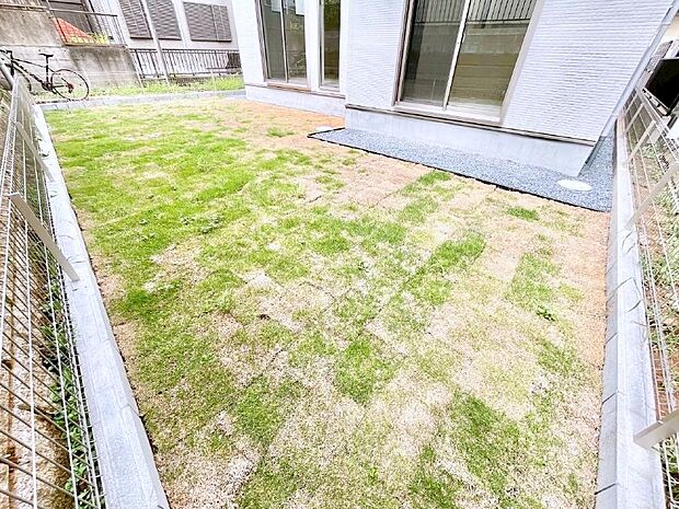 【庭】家族で楽しめる庭付きです。ガーデニングや物置を置いたり、お子様がいらっしゃるご家庭ではプールなど使い方はさまざまです。 