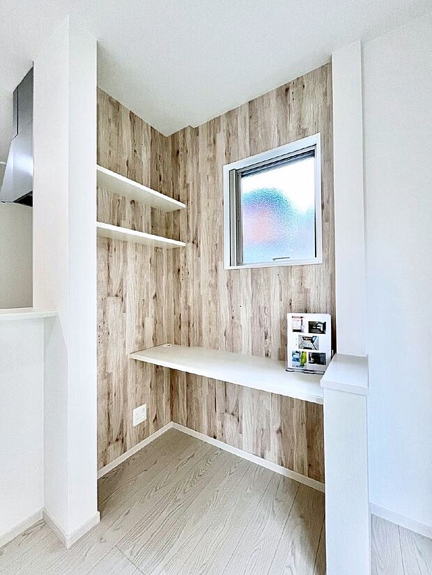 【リビング】リビング学習や在宅ワークにも使えるスタディカウンター付き