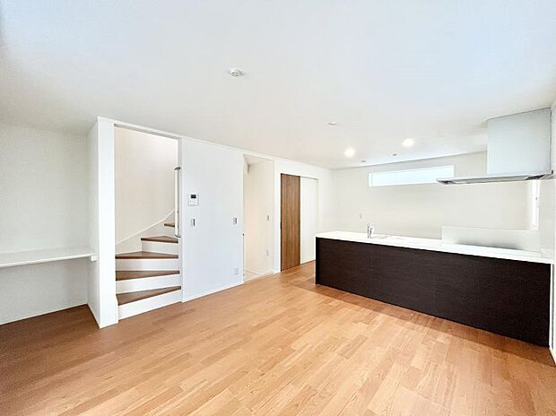 【ダイニング】「ただいま」「おかえり」家族とのコミュニケーションが深まるリビングイン階段があります。