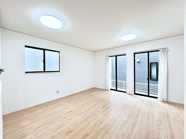 【ダイニング】日当たりの良いリビング。お気に入りのグリーンを飾れば更に心地よさがアップ！