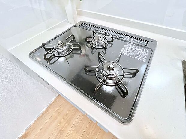 【Ｓｉセンサーコンロ】ガスコンロはＳｉセンサー搭載。火力調節や焦げ付き・消し忘れも防いでくれます。