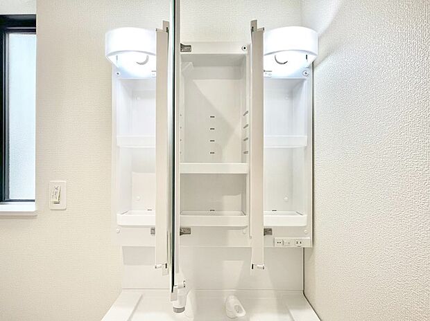 【三面鏡裏収納】三面鏡の裏に、化粧品や衛生用品などを収納可能。洗面台をすっきりと保ちます！