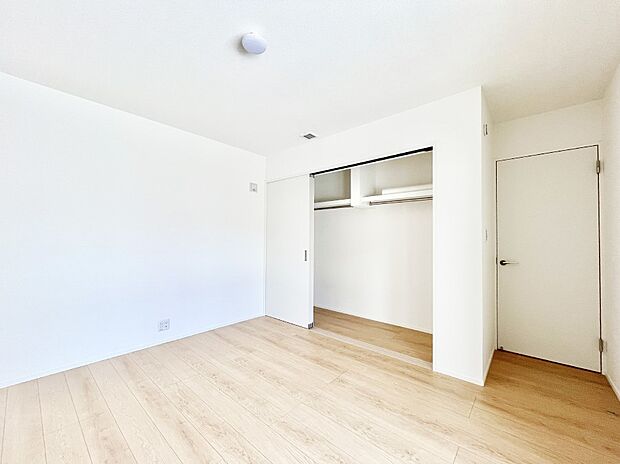 【寝室】収納が充実しているので居住スペースを広々使えます