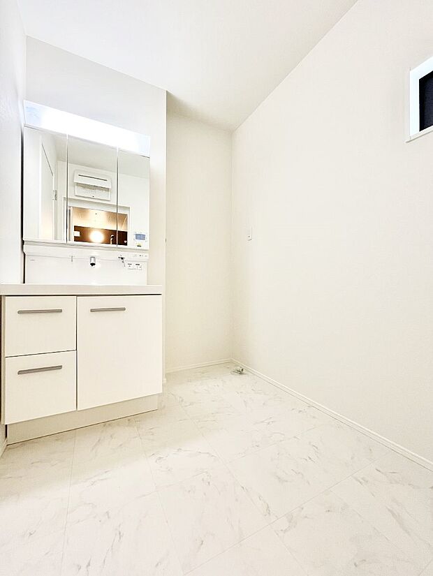 【脱衣場】清潔感ある洗面化粧室で朝の身支度も快適