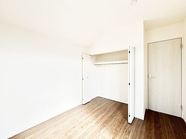 【寝室】収納が充実しているので居住スペースを広々使えます