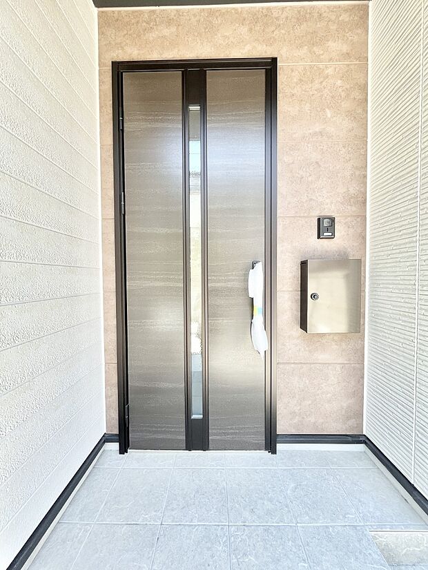 【玄関】住まいの顔を演出する、玄関ドア。 