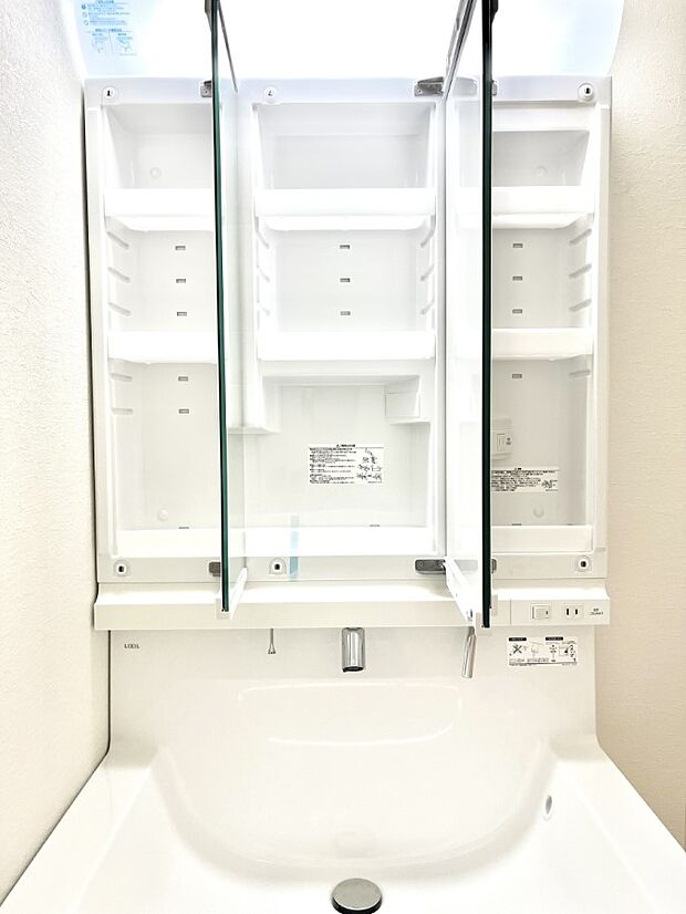 【三面鏡裏収納】三面鏡の裏に、化粧品や衛生用品などを収納可能。洗面台をすっきりと保ちます！