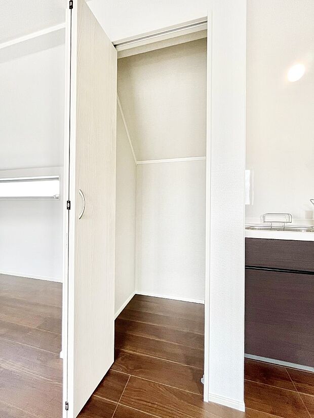 【収納】キッチン横の収納はパントリーとしても利用できます