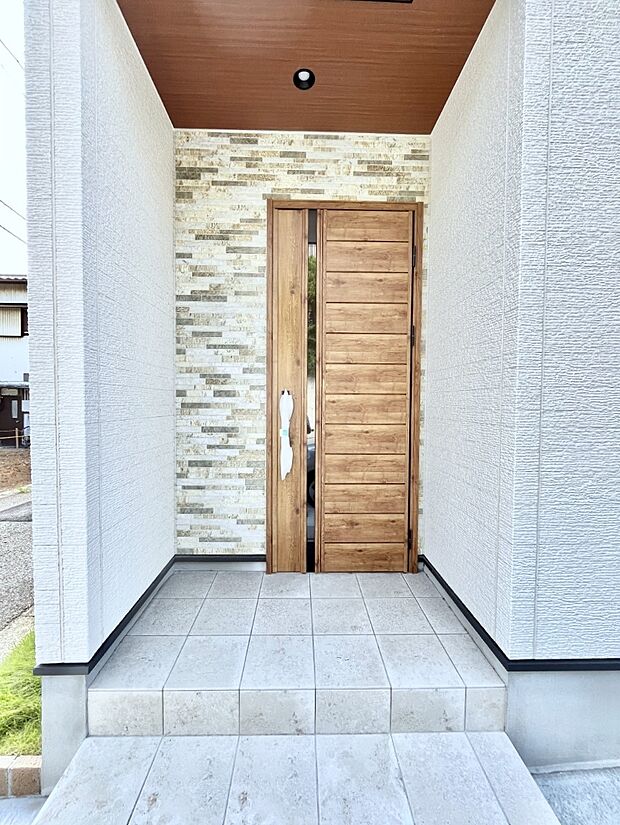 【玄関】大切な家族、来客を出迎える玄関。