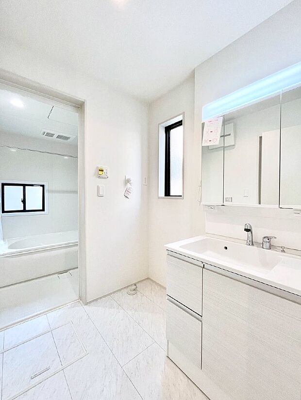 【脱衣場】清潔感ある洗面化粧室で朝の身支度も快適