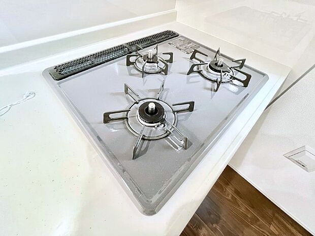 【Ｓｉセンサーコンロ】ガスコンロはＳｉセンサー搭載。火力調節や焦げ付き・消し忘れも防いでくれます。