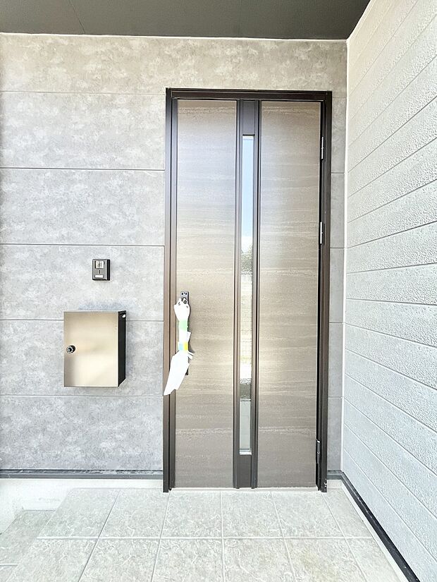 【玄関】住まいの顔を演出する、玄関ドア。 