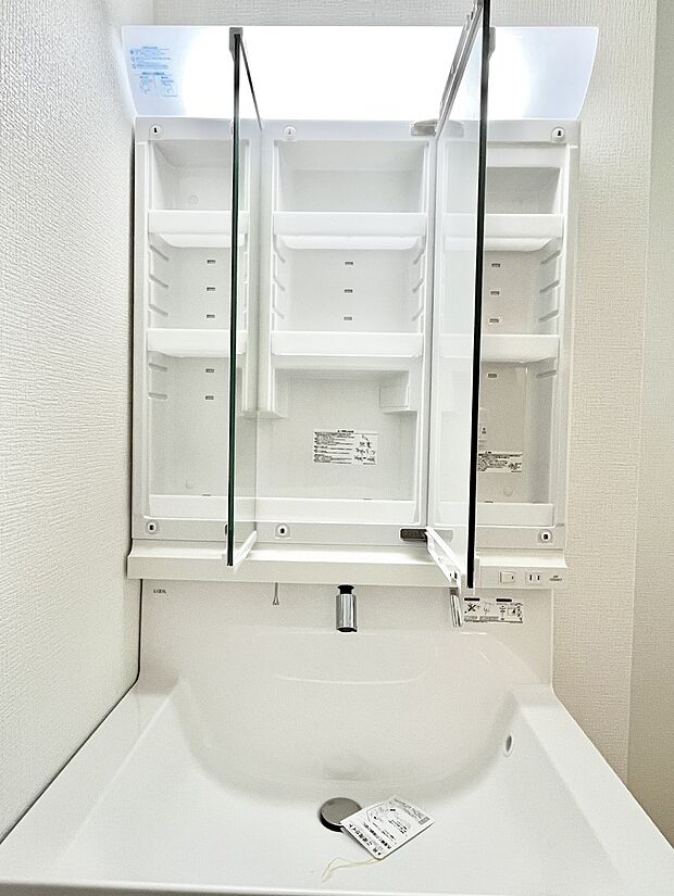 【三面鏡裏収納】三面鏡の裏に、化粧品や衛生用品などを収納可能。洗面台をすっきりと保ちます！