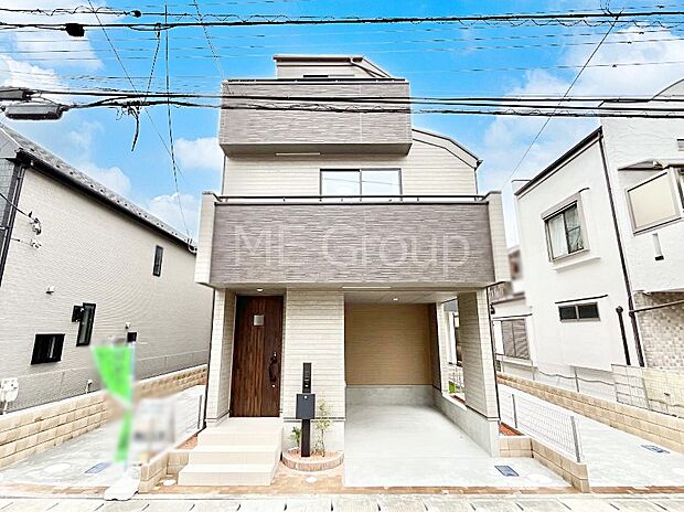 【現地外観写真】暮らしやすさと居心地の良さにこだわったシンプルで飽きのこないデザイン ！