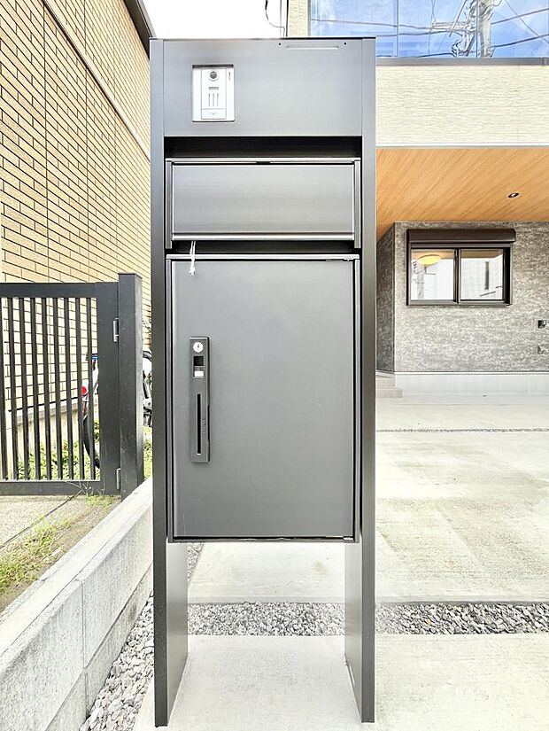 【その他現地】表札・インターホン・ポストをひとつに集約。エントランスになじむシンプルデザイン。