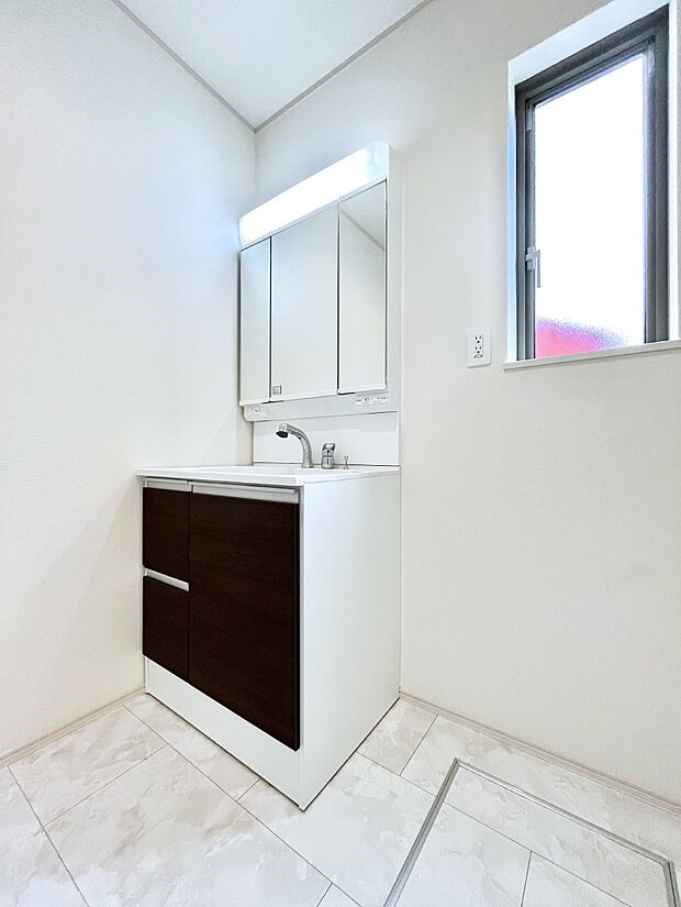 【脱衣場】清潔感のある快適空間です。毎日の身支度も気持ち良くお使い頂けます。 