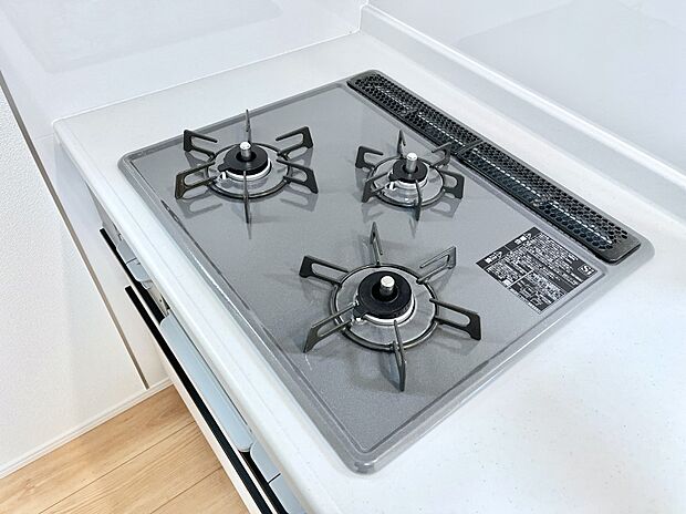 【Ｓｉセンサーコンロ】ガスコンロはＳｉセンサー搭載。火力調節や焦げ付き・消し忘れも防いでくれます。