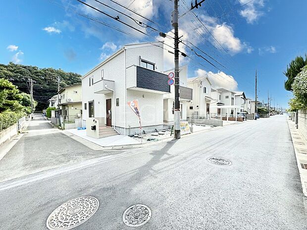 【前面道路含む現地写真】角地なので日当たりも良く、お家が堂々として見えます。