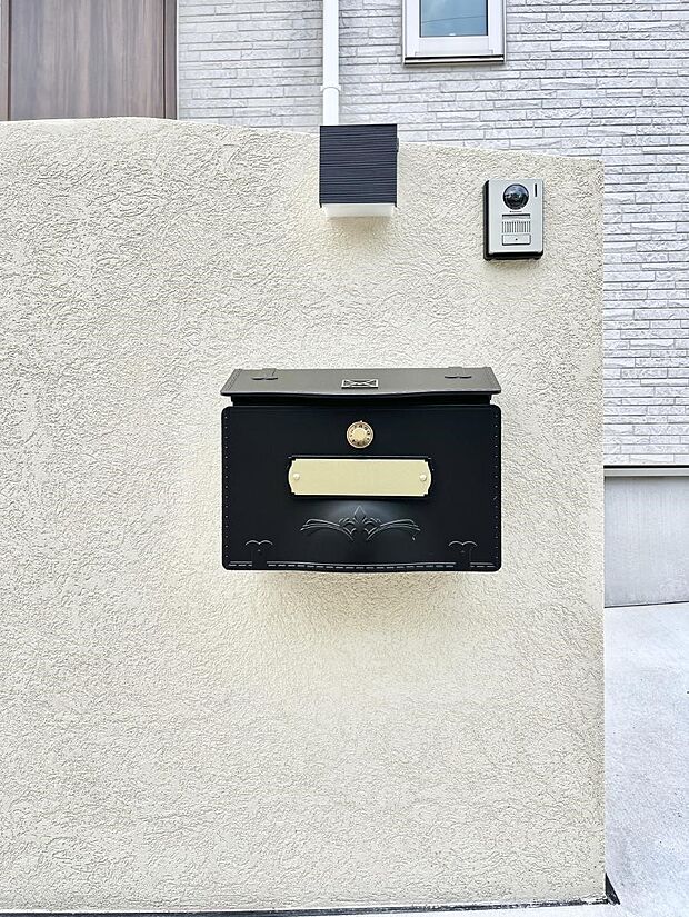 【その他現地】シンプルデザインのポスト。