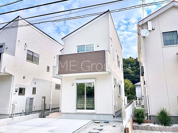 【現地外観写真】洗練された外観、上質な住空間が広がる室内は永く安心して過ごせる住居です。