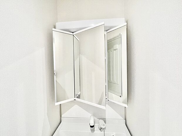 【三面鏡裏収納】三面鏡の裏に、化粧品や衛生用品などを収納可能。洗面台をすっきりと保ちます！