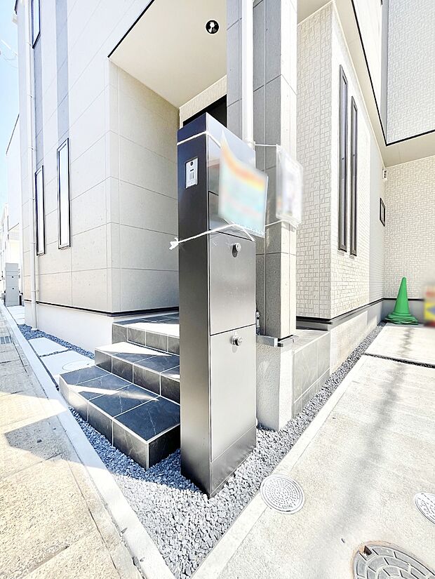 【その他現地】シンプルデザインのポスト。