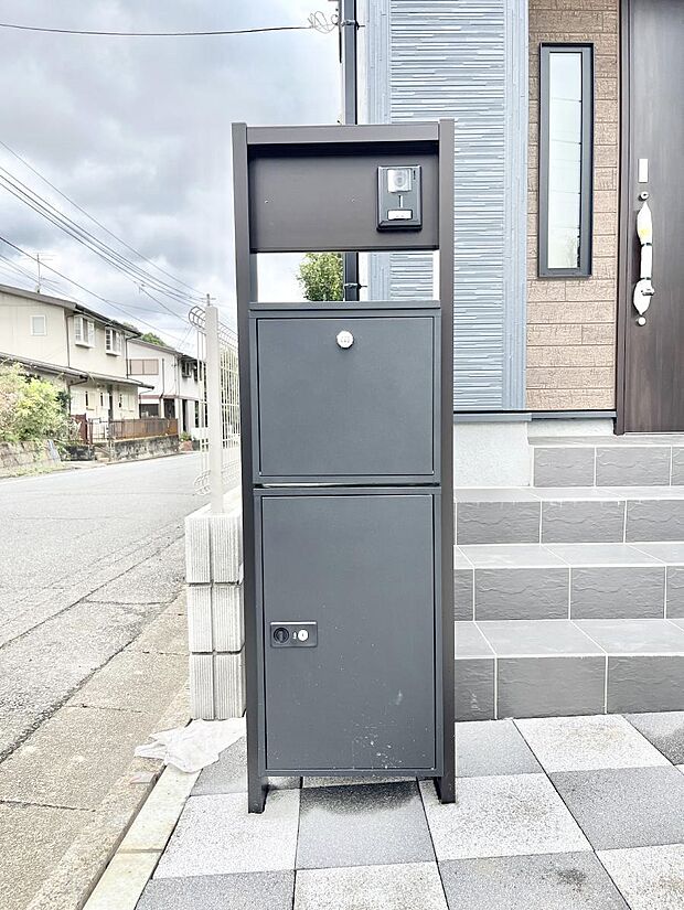 【その他現地】シンプルデザインのポスト。