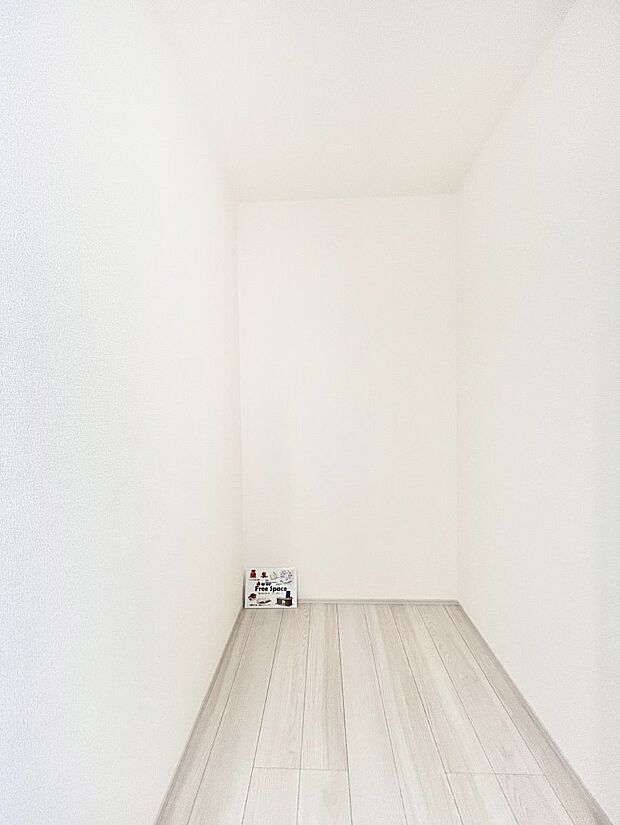 【その他内観】2階にある納戸。収納や趣味のスペースなど多用途に使えて便利です。