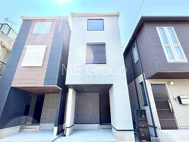 【現地外観写真】洗練された外観、上質な住空間が広がる室内は永く安心して過ごせる住居です。