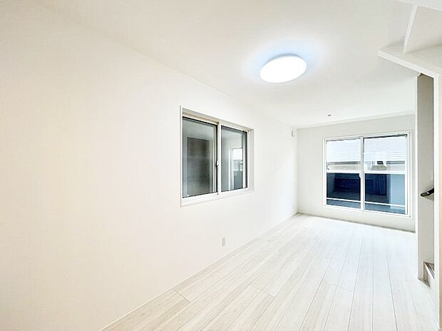 【リビングダイニング】大きな窓からたっぷりの陽光と風を感じられるリビング  