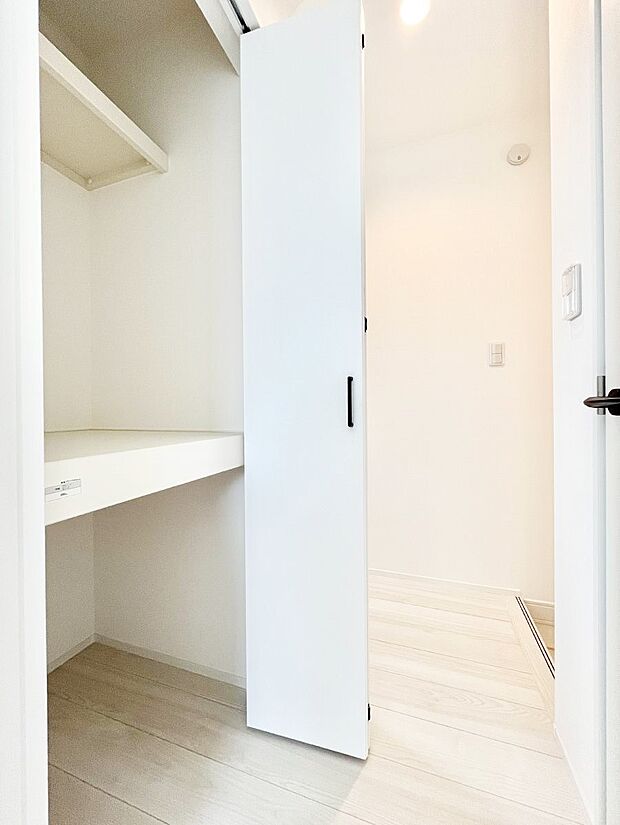 【廊下収納】掃除用具や生活雑貨の保管に便利な廊下収納  