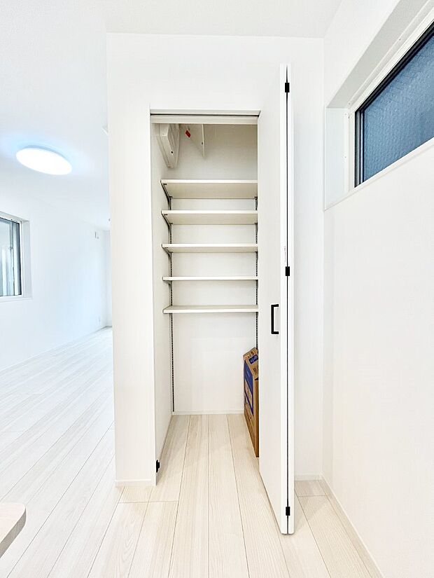 【収納】食品のストックや調理器具の保管に便利な可動棚付きパントリー