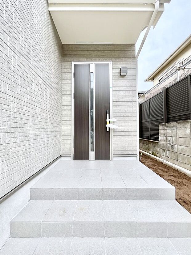 【玄関】大切な家族、来客を出迎える玄関。